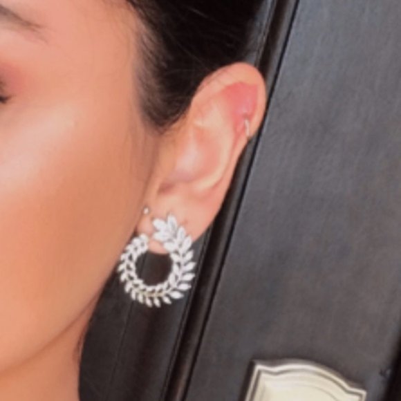 3/$30 DELICATE CRYSTAL LEAVES SILVER EARRINGS STUD - Picture 8 of 10